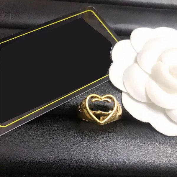 Anéis de banda de letras de marca de designer femininos banhados a ouro 18K prata oca material de latão amor anel de casamento fino escultura anel de dedo com selo de aço ajustável