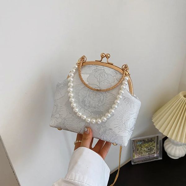 Bolsas de noite femininas à venda 2023 de alta qualidade moda versátil senhoras designer frisado corrente cortada bolsas cor brilhante bolsas de luxo 231130