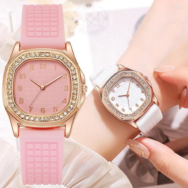 Relógios de pulso Marca Mulheres Relógio Luxo Cristal Dial Quartz Moda Versátil Silicone Strap Relógio de Pulso Presente Atacado