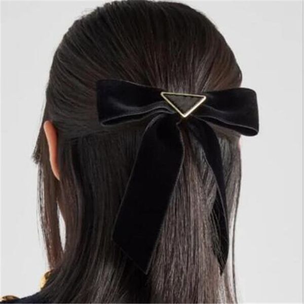 Designer Girls Haare Clip Clasp Horsegesselbe Fixes Haarverschluss Dreieck Buchstaben Springklemme Haarschmuck Neue Barrettes Kopfbedeckung Damen Bogen Haarschlüsse