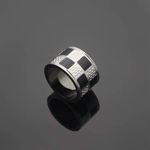 Europa américa moda estilo anéis masculino senhora feminino preto prata-cor metal gravado v iniciais xadrez amantes anel tamanho US6-US9291S