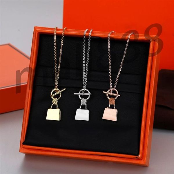 Collana con pendente a forma di borsa di design di lusso da uomo, da donna, catene di lettere placcate in oro per collane, catena con medaglione e clavicola, alta Qua248m