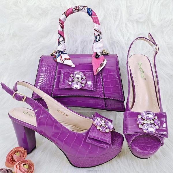 Туфли Классическая лакированная кожа Женская сумка в стиле ретро с открытым носком, украшенной лентой, ручкой, туфли на высоком каблуке и комплект