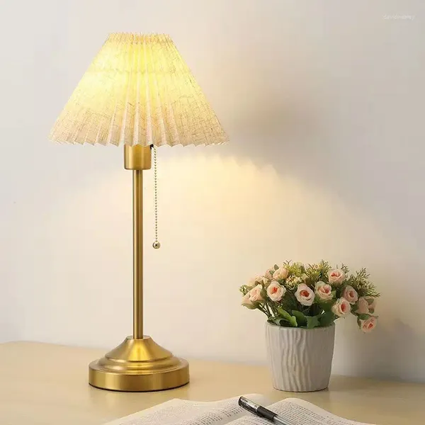 Lâmpadas de mesa high-end lâmpada plissada moderna tecido banhado imitação de cobre luzes de mesa para sala de estar quarto estudo escritório luminaria