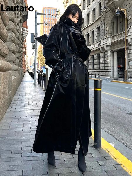 Damen-Trenchcoat aus Kunstleder, Lautaro, Frühling und Herbst, extra lang, übergroß, cool, reflektierend, glänzend, schwarzes Patenleder, für Damen, Gürtel, Laufstegmode, 231130