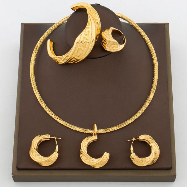 Conjuntos de jóias de casamento Dubai Gold Color Set Hoop Brincos e Pingente Casamentos Festa Banhado Design Cuff Bangle Anel Aniversário 231201