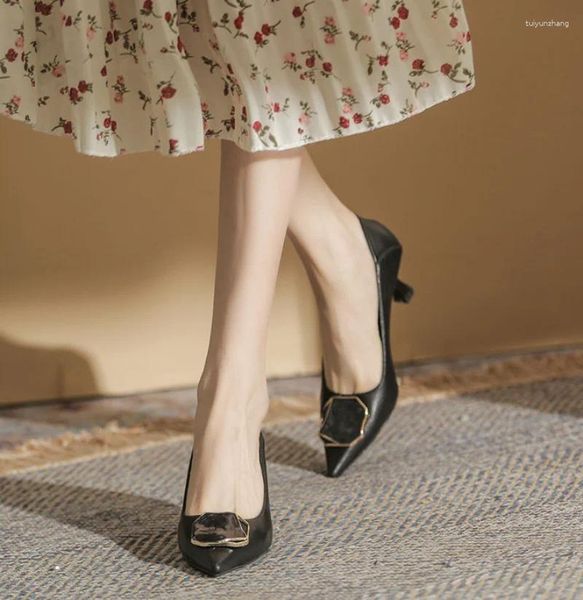 Модельные туфли, женская летняя обувь, повседневная кожаная обувь из обычной кожи на среднем каблуке, на шпильке с острым носком для женщин, мода 2023 года, высокое качество A E