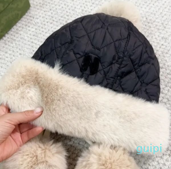 Cappello paraorecchie con palla di pelo stile coreano Cappello femminile autunno ispessimento termico e antivento Cofano in peluche da viaggio all'aperto Ciclismo freddo