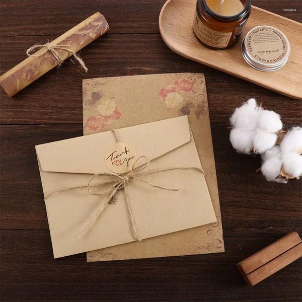 Confezione regalo in carta kraft marrone per San Valentino con busta con lettera in corda, scritta vintage retrò