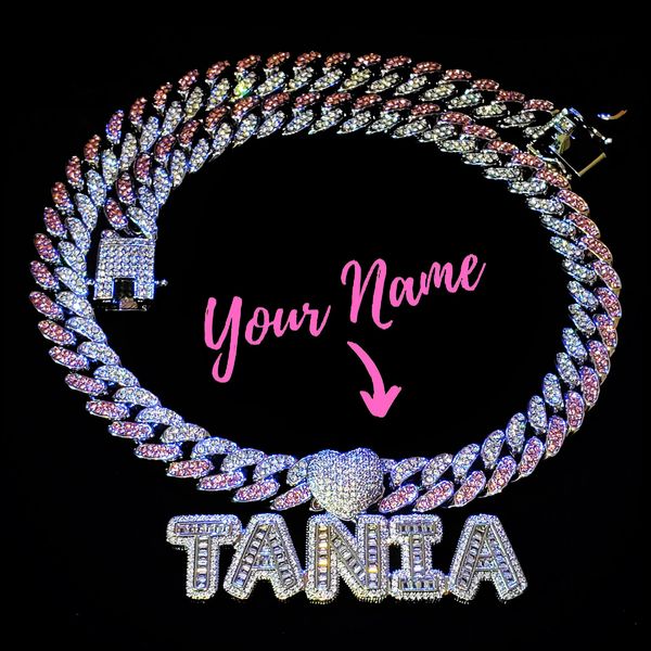 Colares Pingente Rosa Claro Pedras Cuban Link Chain com Nome Gargantilha Coração Bail Letras Geladas Colar Blingbling Monograma Personalizado 231201