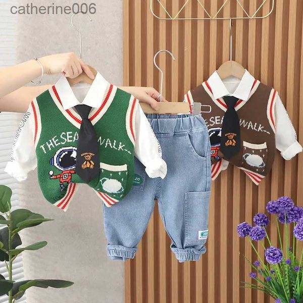 Set di abbigliamento 2023 Autunno stile coreano Baby Boy 3 pezzi Set di vestiti Spazio Astronauta Maglione Gilet Camicia a maniche lunghe Jeans Infantile Bambino Ragazzo SuitL231202