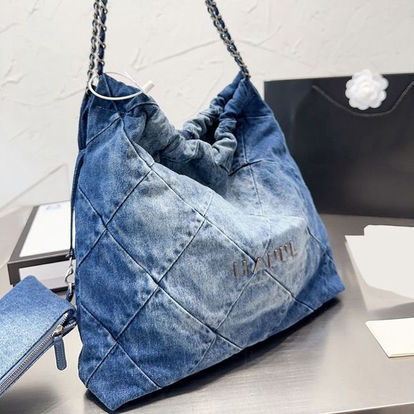 Womens Luxury Designer Wash denim Gradiente blu 22 sacchetti per la spesa bagagli a capacità di grande capacità con hardware in metallo argento matelasse a catena borse borse da borse