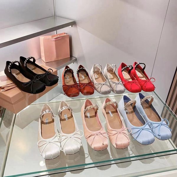 Sandali piatti da donna Lusso Balletto di Parigi Scarpe da ballo professionali Fiocco con lettera in pelle di vacchetta Balletto Rosa Nero Piatto Scarpe da barca con diamanti Bowknot Bocca poco profonda Scarpa singola