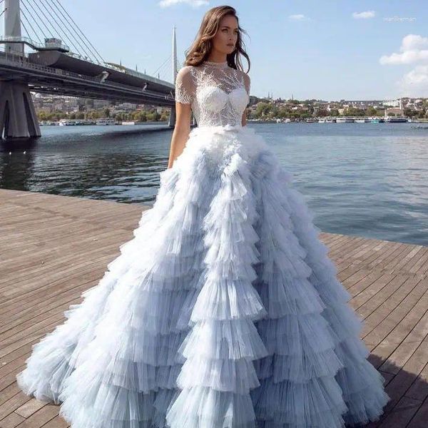 Abiti da festa Un abito da sposa arioso creato da strati di delicato tulle con un abito da ballo con perline di cristallo blu effetto sfumato