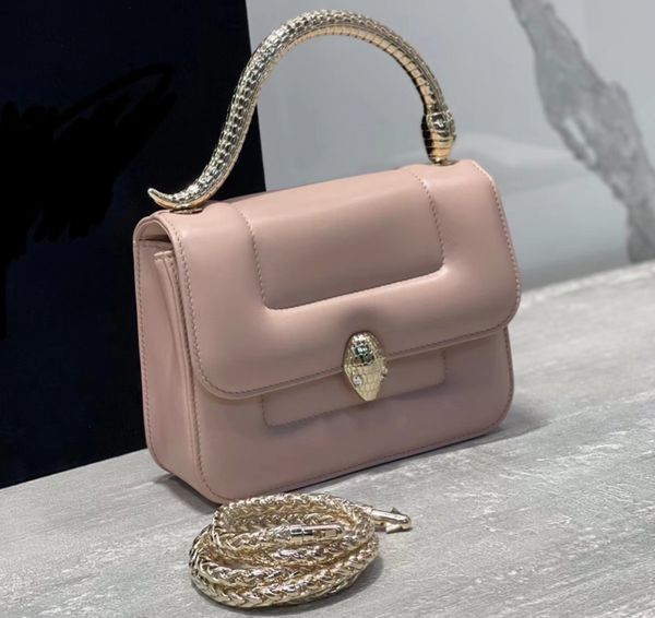 Questa borsa è realizzata in morbida pelle di agnello bianca con accessori in ottone placcato oro chiaro, che mostrano gli elementi di design degli orologi antichi.