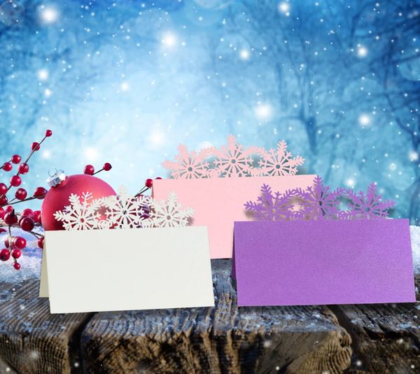 Cartões 50 / 100pcs Flocos de neve de Natal Corte a laser Nome da mesa Cartão de renda Nome de mensagem Cartão de configuração de festa de aniversário de casamento Decoração 231202