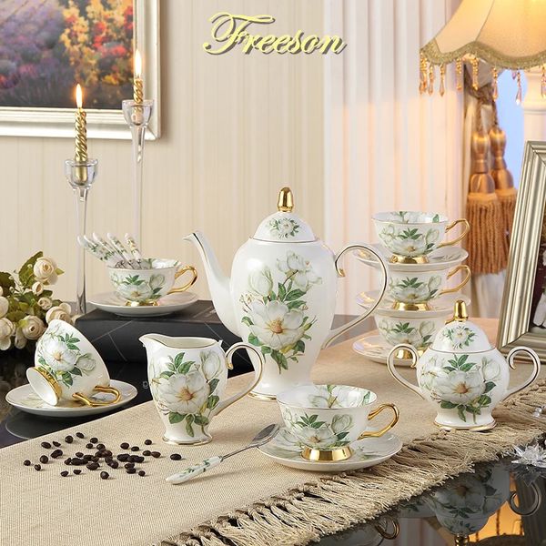 Tazze Camelia Bone China Set da caffè Porcellana britannica Tè Pentola in ceramica Cremiera Zuccheriera Teatime Teiera Tazza Tazza da caffè y231201