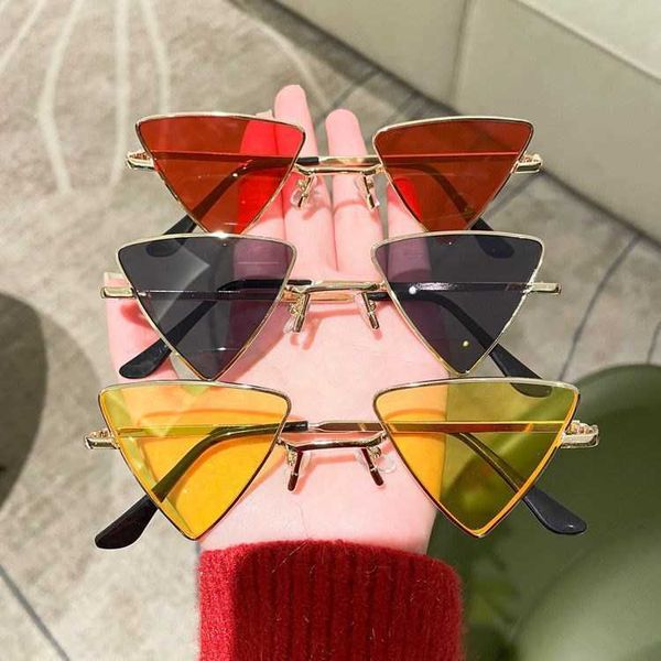 Netizen Gleicher Stil Dreieck Weiches Mädchen Lustige Dekoration Sonnenbrille Kleiner Rahmen Europäische und Amerikanische Weibliche Koreanische Version Retro Bounce Sonnenbrille Männlich