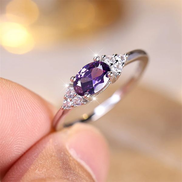 Fedi nuziali Cristallo viola Pietra ovale Anello sottile Zircone bianco Fascia di fidanzamento per le donne Gioielli alla moda in argento Colore Regalo semplice 231201