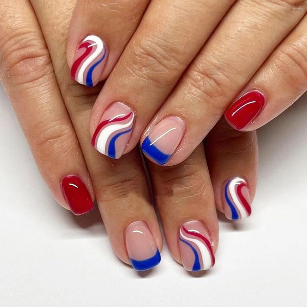 Künstliche Nägel mit unabhängigen japanischen roten, blauen und weißen Linien. Nagelverbesserungspflaster mit abnehmbaren