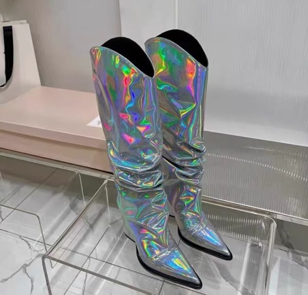 2023 Stiefel Designer europäische und amerikanische Runway Show Stiefel Gold Silber Illusion Laser glänzend plissiert dicker Absatz spitzer Ärmel Mode Damenstiefel 35-42