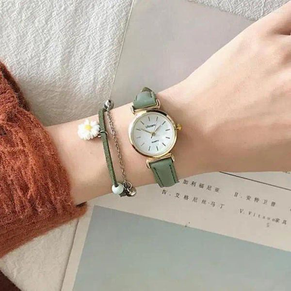 Orologi da polso Orologi impermeabili retrò Orologio al quarzo Quadrante semplice Bracciale casual Cintura in pelle Accessori da polso da donna Regalo delicato