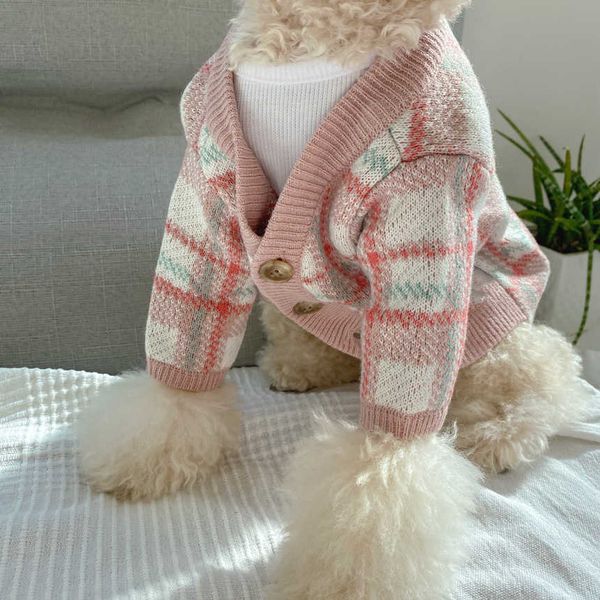Hundebekleidung Ins Neue koreanische sanfte rosa Karo-Strickjacke Herbst Winter Warmer kleiner Hundepullover Pet Core Spun Yarn