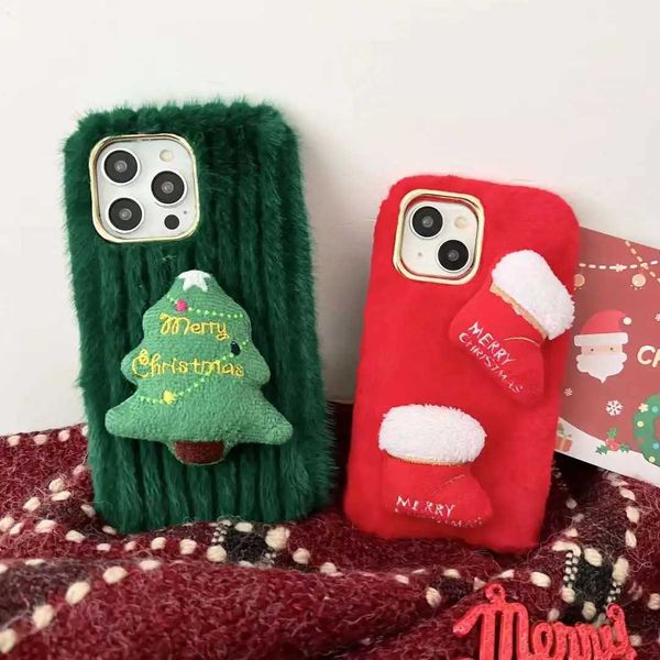 Feliz telefone celular novos casos ano árvore de natal botas de pelúcia caso de telefone iphone 15 14 13 11 pro max cabelo vermelho pele quente capa macia 231026