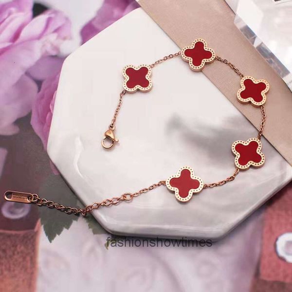 Van Clover Bracelet Red Red Novo aço de titânio Four Clover folhas Five Flowers Bracelet Ladies Light Luxury Personality Simples Ins Design Bracelet Gift