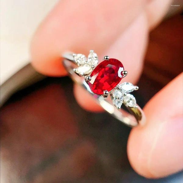 Anelli a grappolo 6985 Oro massiccio 18 carati Natura 0,64 ct Sangue di piccione Rosso rubino Diamanti Gioielleria raffinata da donna Presenta l'ammonizione in sei parole