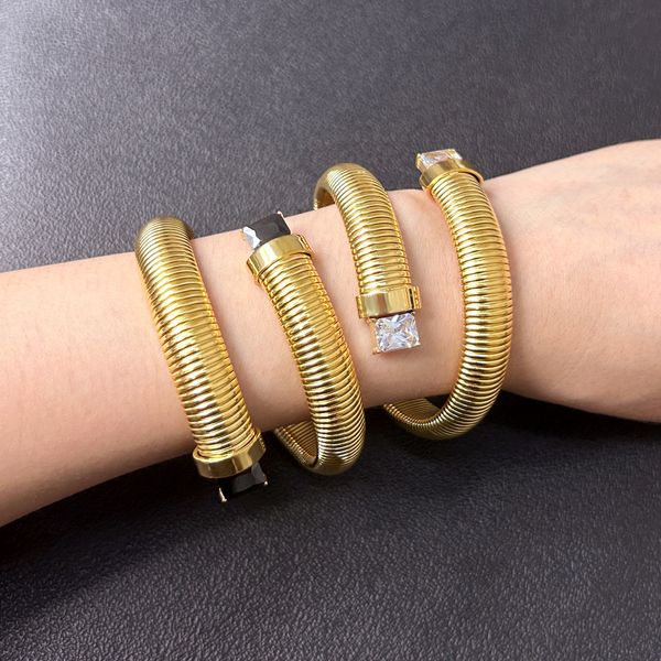 Modisches und schlichtes offenes Armband aus Edelstahl mit 18 Karat Gold und eingelegtem Zirkon. Leichtes, luxuriöses Damenarmband aus europäischem und amerikanischem Vintage-Titanstahl