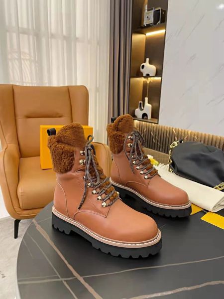 Scarpe stivali invernali di lana firmati Scarpe invernali Fenicotteri con tacco grosso Medaglia d'amore Desert boot Lace up lady Tacchi alti spessi taglia 35-41