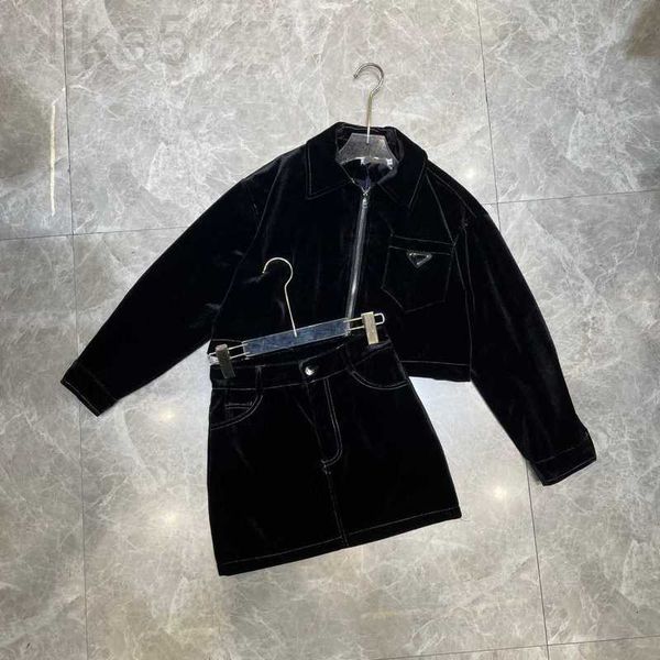 Abito a due pezzi Designer Brand South Oil 23 Estate Nuove donne Triangolo Emblema Etichetta in ferro Camicia di jeans Cappotto Gonna corta alla moda e versatile T8XJ