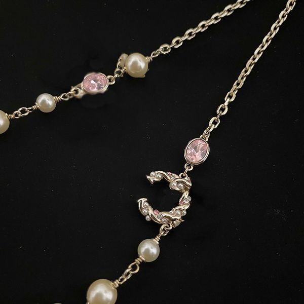 Designer-Luxus-Klassiker-Halskette mit weißen Perlen, besetzt mit rosa Diamanten, Doppelbuchstaben-Fliege mit O-Kette, Charm-Halskette aus Messingmaterial, als Mutter-Weihnachtsgeschenke