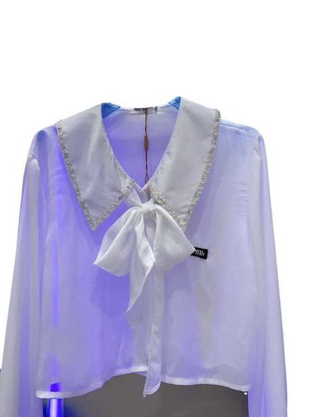 Blusas femininas camisas designer marca miumius estilo etiqueta carta pérola diamante decorativa pequena lapela manga longa camisa curta de seda para mulheres huf4