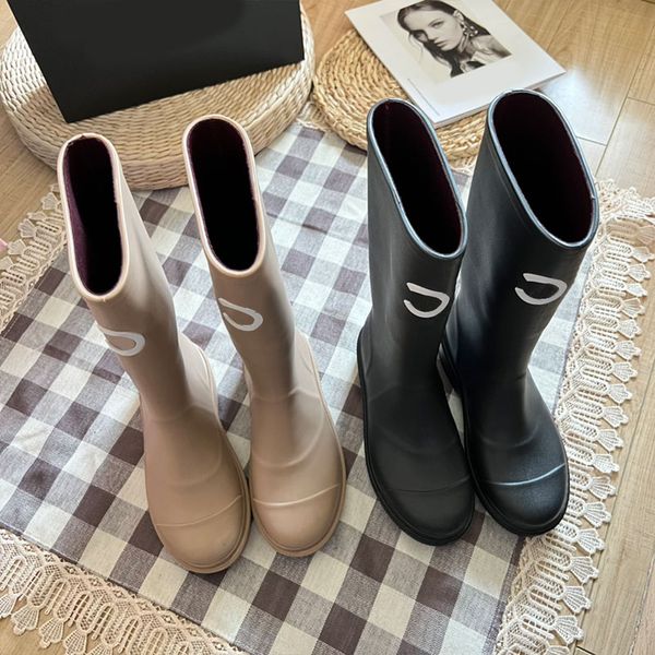 2024 BOTAS DE DESIGNADORES mais recentes saltos grossos de grossa Botas longas de moda de moda feminina Botas de chuva homens homens botas de borracha Novo Sapatos de chuva anti -tubo à prova d'água