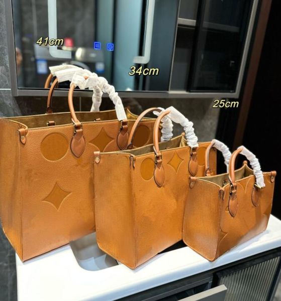 Bolsas Designer Mulher Bolsa Designer Bolsa Tote Onthego Bag GM MM PM OnTheGo Tote Grande Marrom Branco Emboss Mummy Bag Luxurys Bolsas Totes 41cm 34cm 25cm em movimento