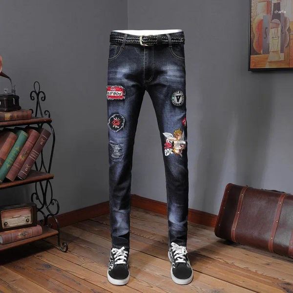 Jeans masculinos Europa Estação Primavera Juventude Personalidade Impresso Crachá Patch Stretch Slim Pés Demin Azul Escuro Homens