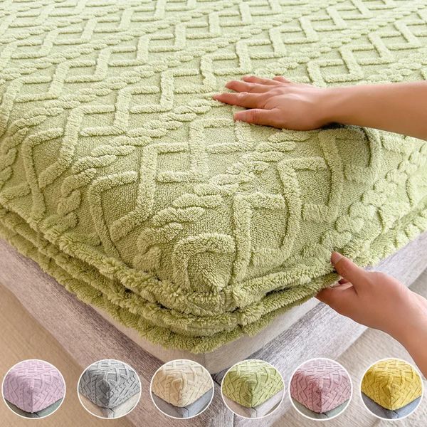 Set di biancheria da letto Copriletto Jacquard Materasso in velluto goffrato 3D Lenzuolo in Taffertà Lenzuolo con angoli caldo invernale Protettore addensato 231204