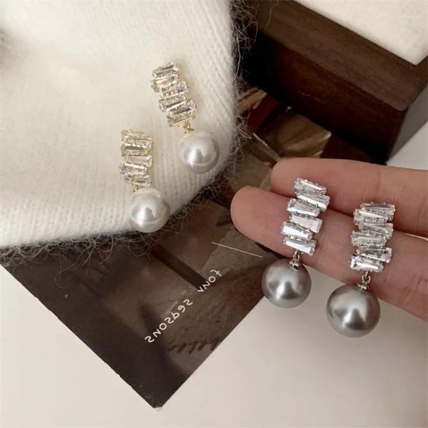 Orecchini pendenti Minar Elegante perla simulata di colore bianco grigio per le donne Spark CZ Cubic Zirconia Orecchini pendenti Gioielli da sposa