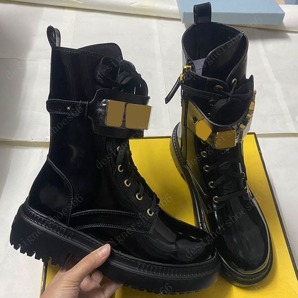 Botas de motociclista de couro preto com atacadores e fecho de faixa com letras da marca feitas de parte superior de couro logotipo metálico clássico da moda bota de designer famoso