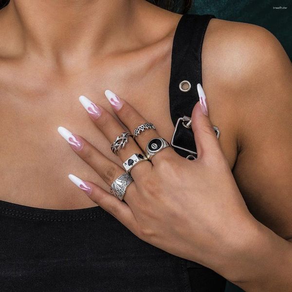 Cluster-Ringe, Freund-Stil, Hip-Hop-Ring-Set, geometrische Formen, Retro-Schmuck, der am Finger einer leichten Frau exklusiv ist