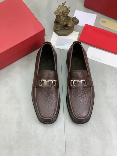 Scarpe eleganti firmate da uomo formali fibbia argento modello litchi Moda di lusso slip delicato su scarpe da lavoro casual da uomo scarpe da sera piatte da ballo di fine anno