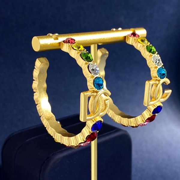 Tonya Jewelry Luxus-C-förmige Ohrringe, europäische und amerikanische Mode, Buchstaben, Titan, Mikro-Intarsien, Zirkon, kreative Designer-Ohrringe, Geschenkbox.