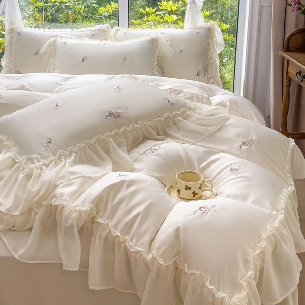 Conjuntos de cama Silky Set Bordado Lace Bed Linho Define Cor Sólida 100 Cetim Silk Duvet Capa com Fronha Rainha Rei Folha 231204