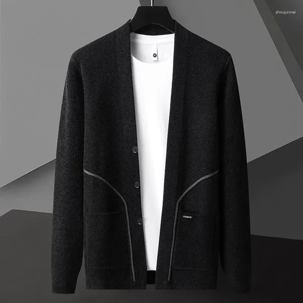 Maglioni da uomo di fascia alta di marca tinta unita cardigan scialle lavorato a maglia 2023 primavera e autunno moda tasca semplice maglione casual cappotto