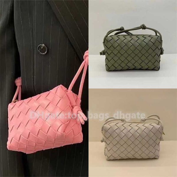 Bolso tejido de cuero genuino 2023, cámara con bucle, Mini caja de Color caramelo, cruz Diagonal de un solo hombro, cuadrado pequeño