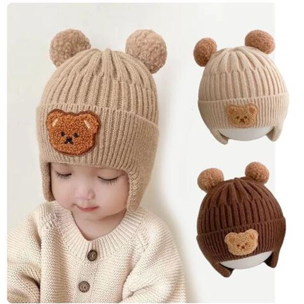 Gestrickte Babymütze mit Ohrenklappen niedlicher Bär Bommel Kindermütze Beanie warme Herbst Winter Jungen Mädchen Gehörschutz Motorhaubenkappen GC2497