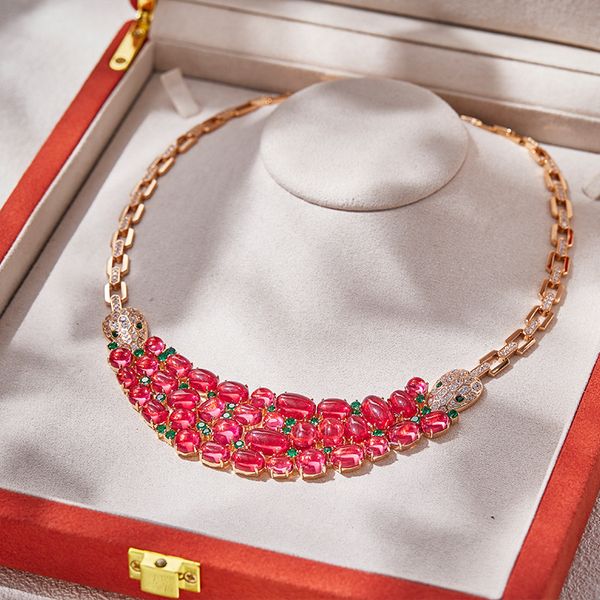 Colera de designer estilo serpente colar de serpente feminino lady embutido diamante contas vermelhas pingentes de cobra dupla banhada rosa cor de ouro jóias de festa