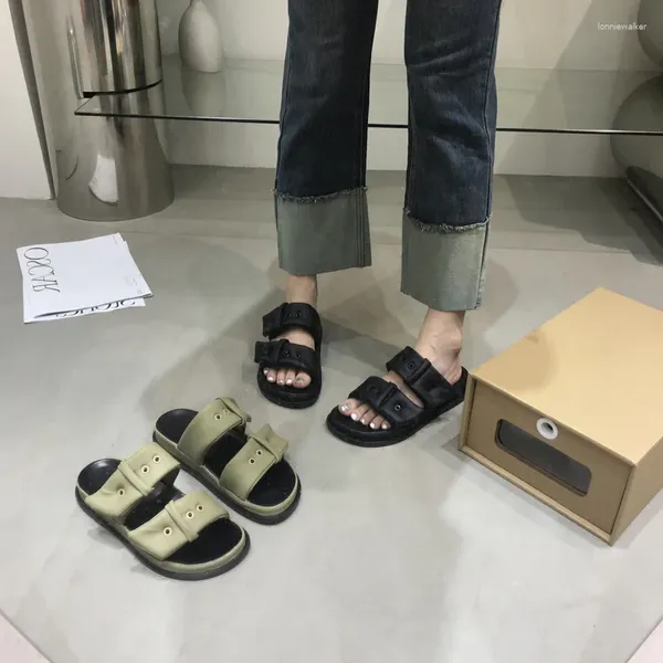 Sandálias chinelos mulheres plataforma plana sapatos preto fivela de metal designer slides ao ar livre casual verão saltos baixos dames 2023 zomer